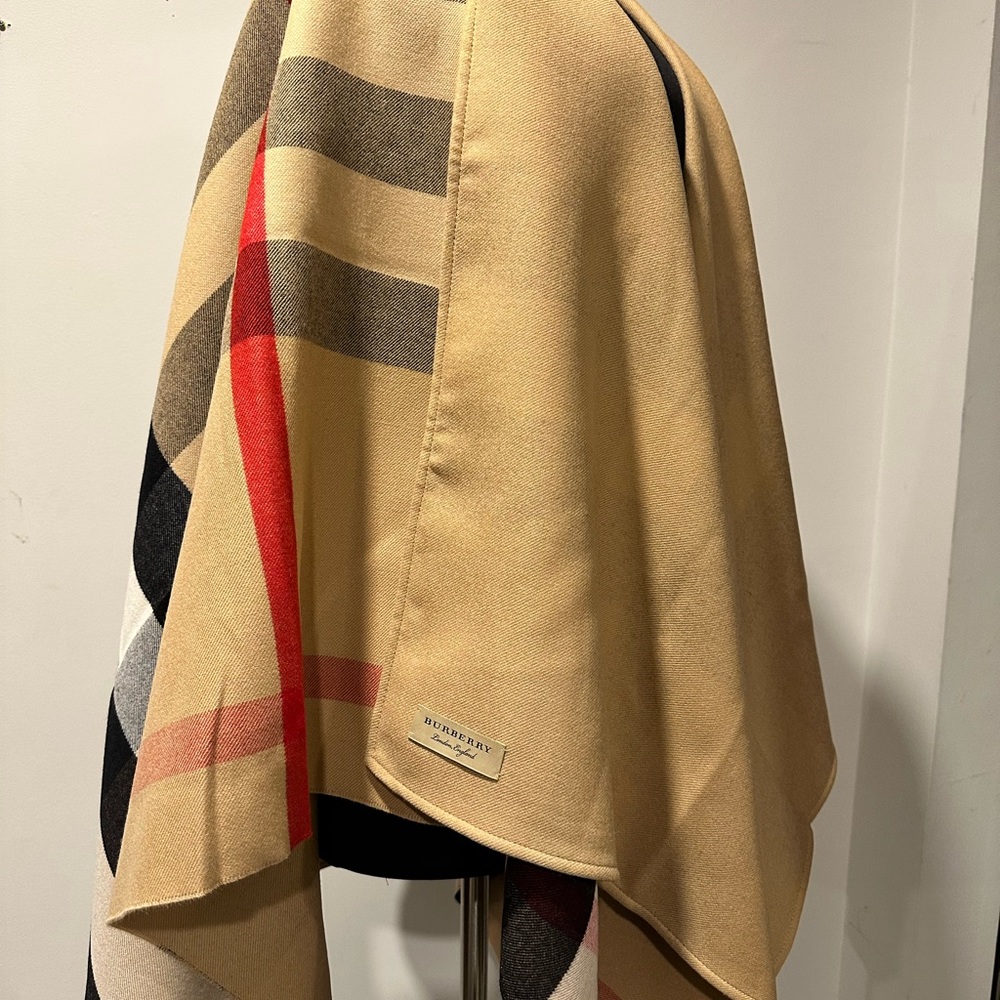 Burberry cape - Picture 4 of 5